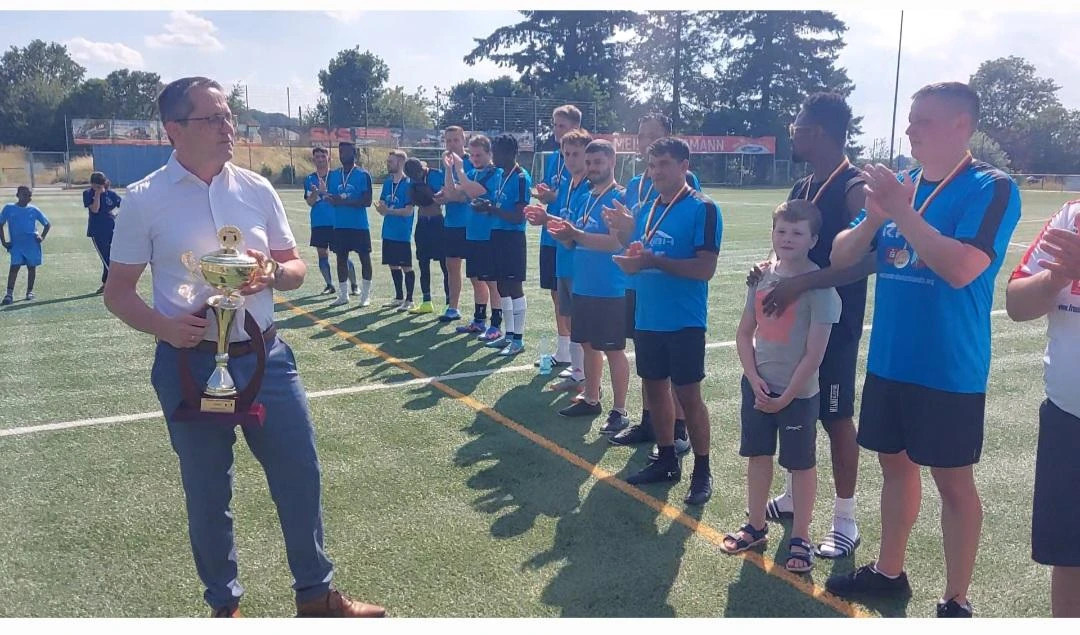 Der Bürgermeister der Verbandsgemeinde Selters, Herr Oliver Götsch, überreicht die Siegertrophäe an den Gewinner.